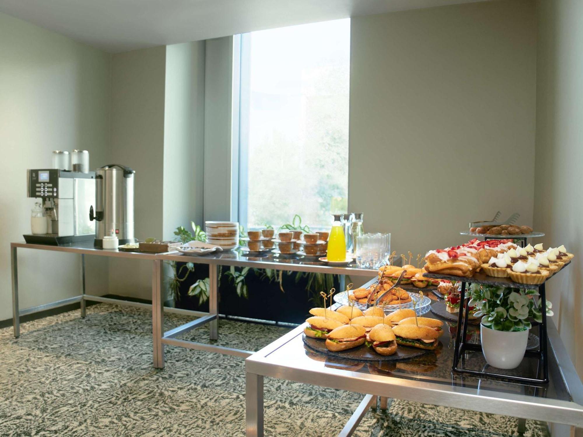 Novotel Living Almaty Jetisu Екстериор снимка