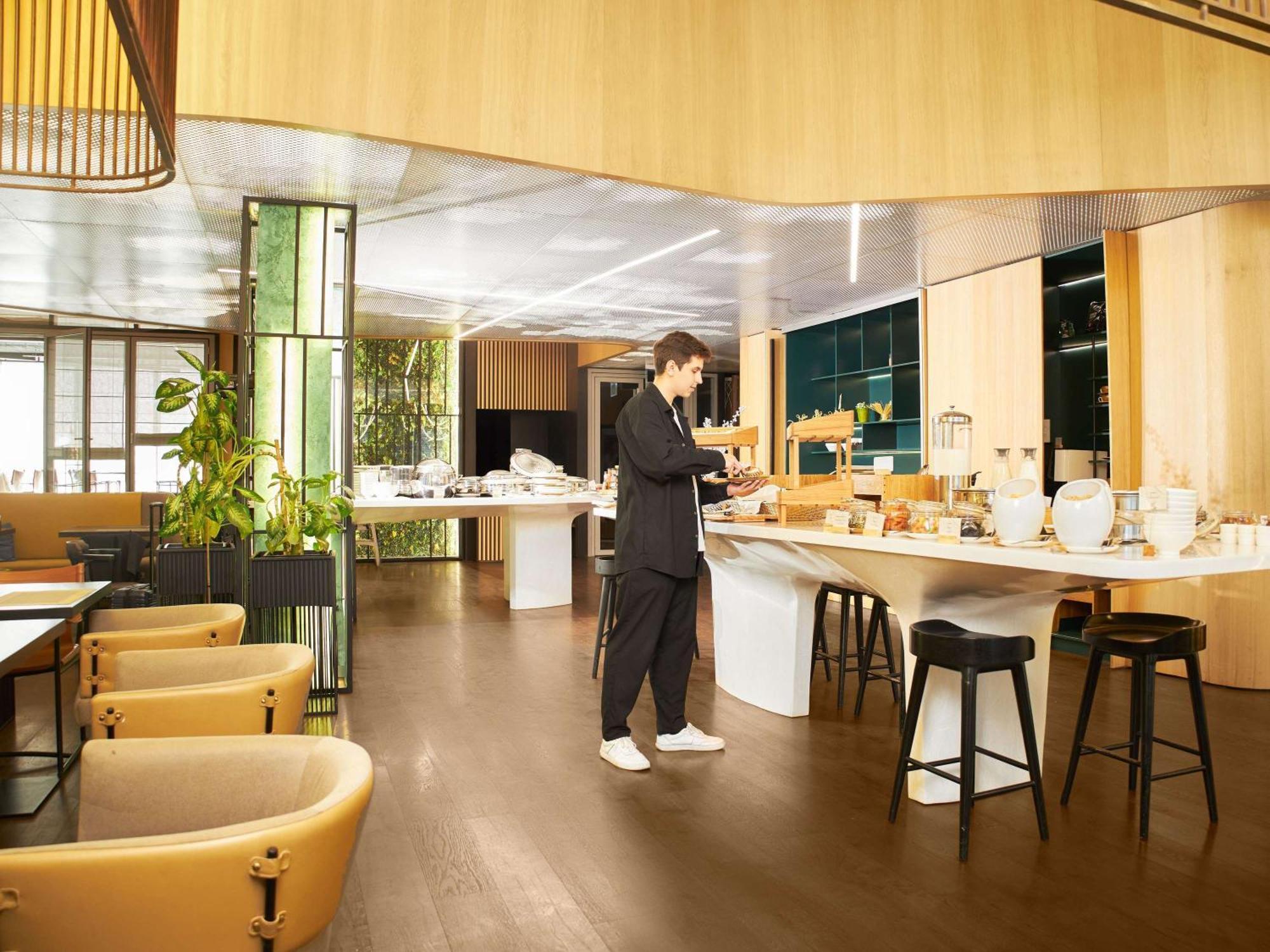 Novotel Living Almaty Jetisu Екстериор снимка